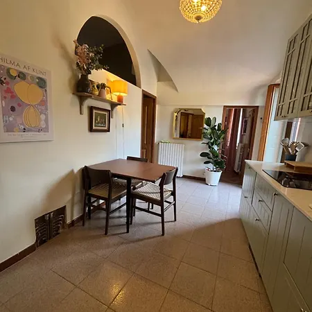 Modern Family In A Charmin Historic Neighborhood, Close To The Beach, Fast Internet! Appartement Vintimille